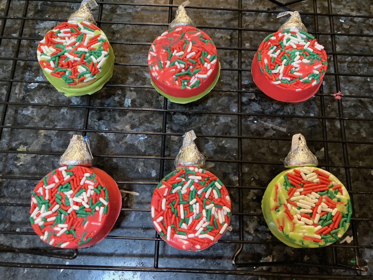 Easy Oreo Christmas Ornaments (Chocolate Covered Oreos) Out of the
