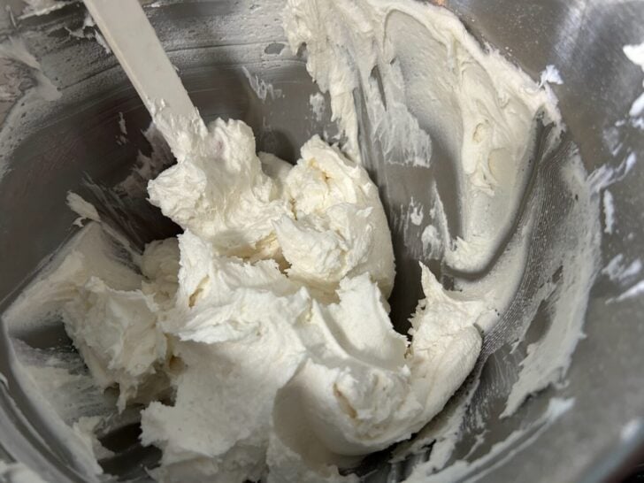marshmallow fluff frosting in bowl