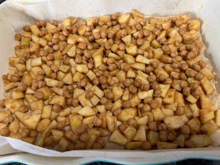 caramel and apples on top of snickerdoodle crust