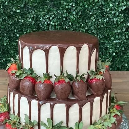 chocolate drop on wedding cake with chocolate covered strawberries