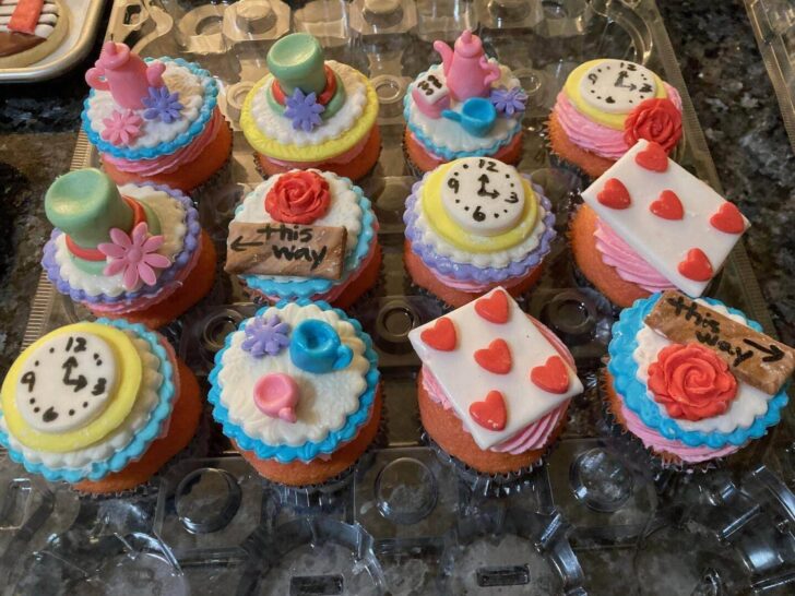 Alice in Wonderland cupcakes