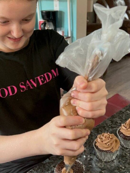 girl frosting cupcakes