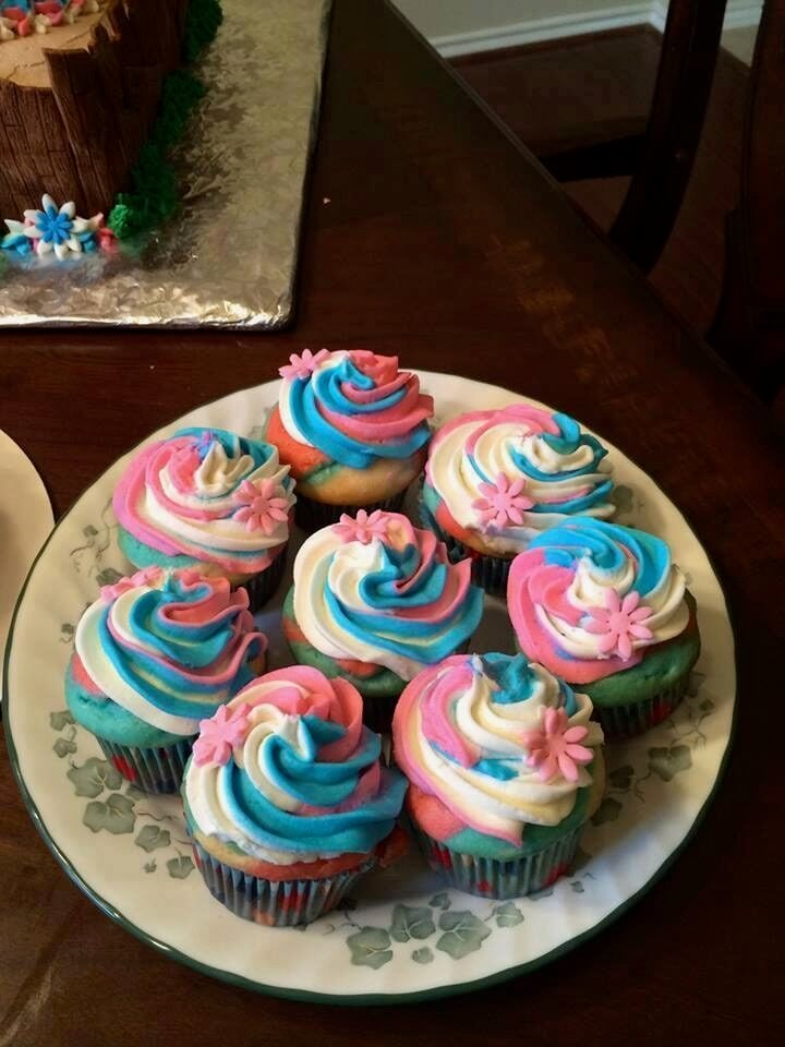 pink, teal, and white cupcakes