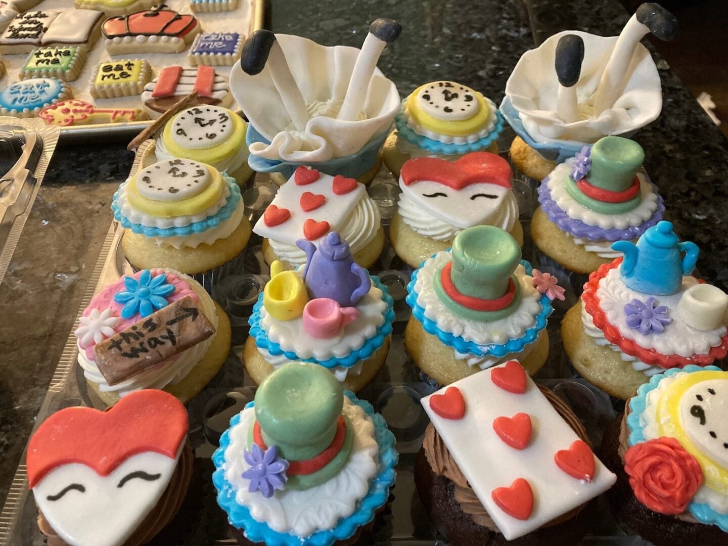 Alice in wonderland cupcakes