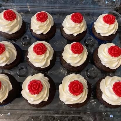 valentine cupcakes with red rose