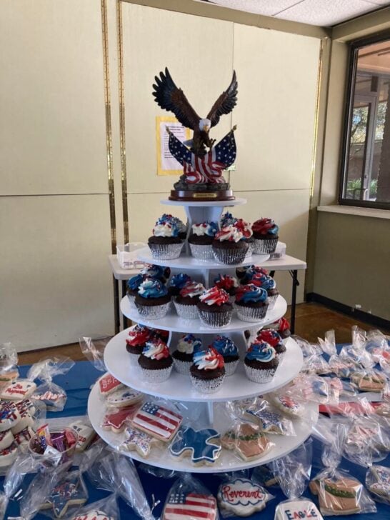 patriotic cupcakes on stand