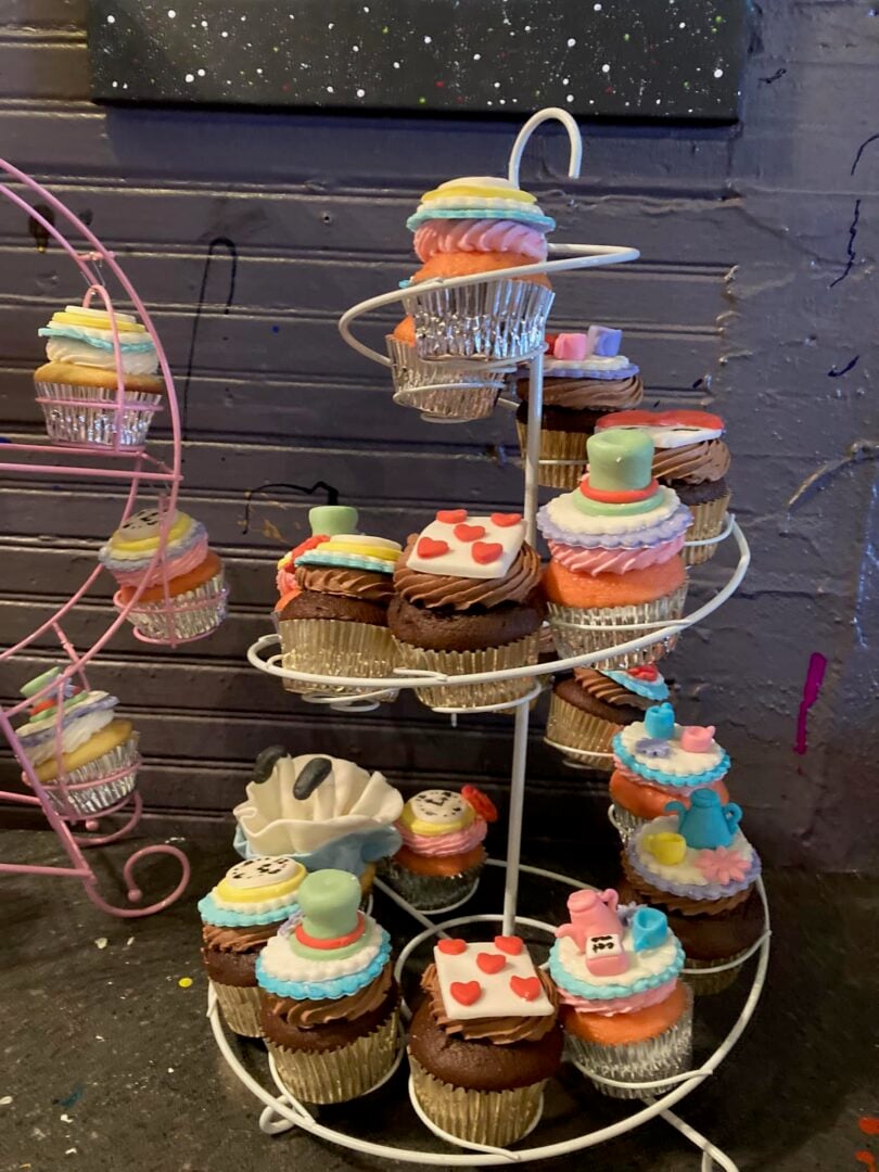 Alice in wonderland cupcakes
