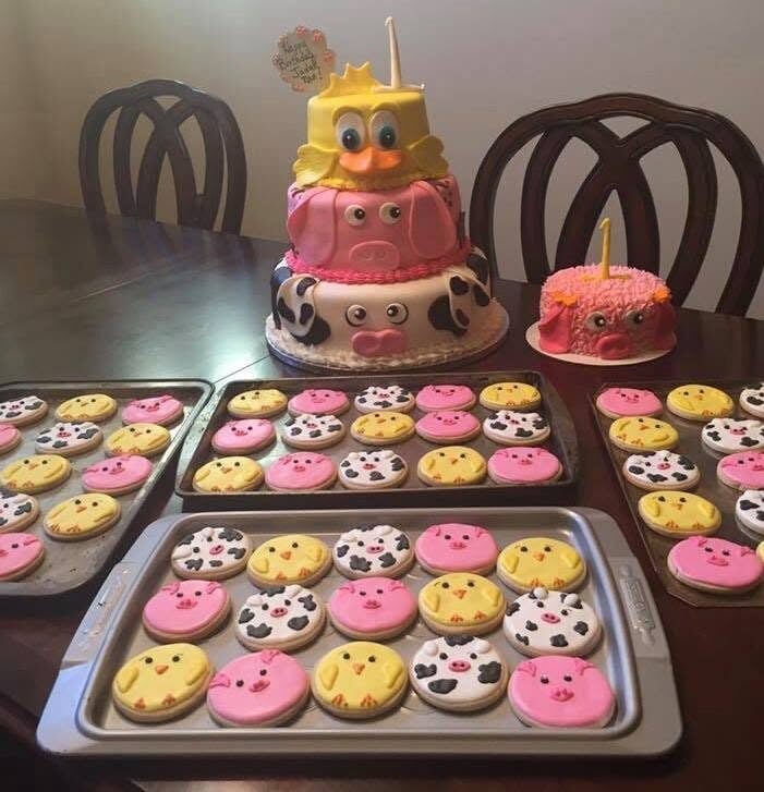 farm themed birthday cake and cookies