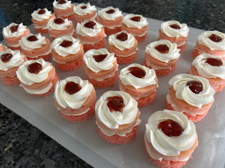 ring of frosting and preserves on middle cake rounds