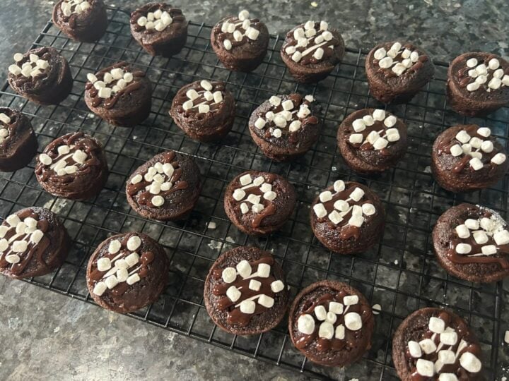 Hot cocoa mini cake bites