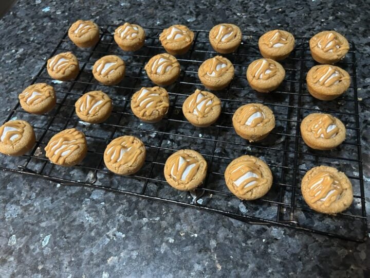 peanut butter drizzled on fluffernutter cookie cups