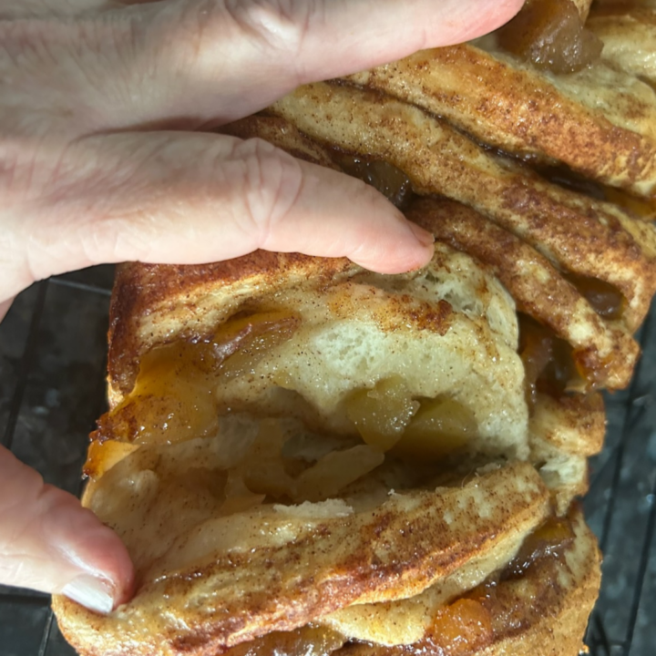 Easy Caramel Apple Pull-Apart Bread