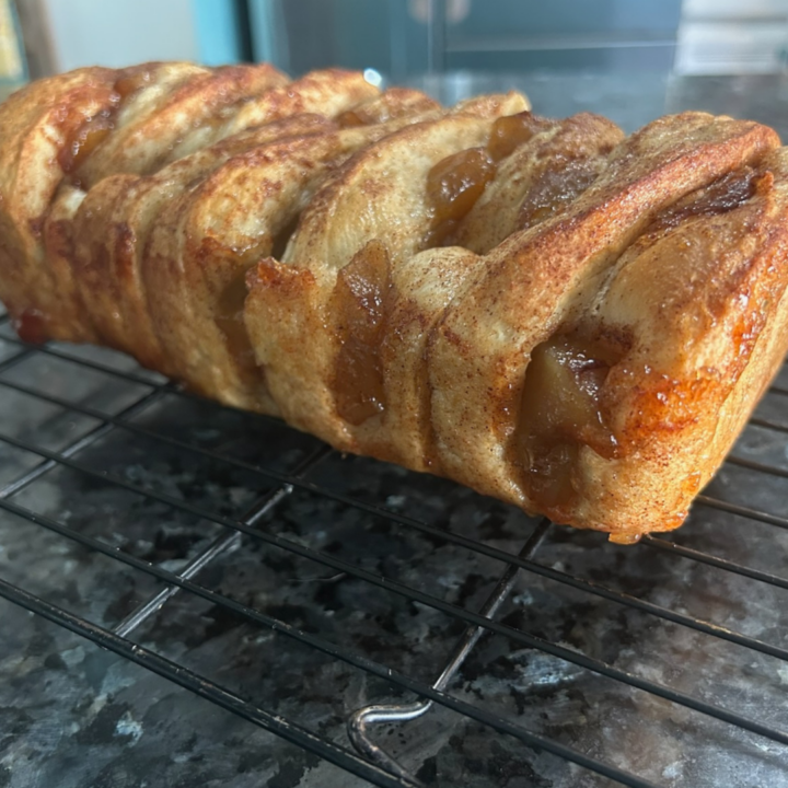 Easy Caramel Apple Pull-Apart Bread