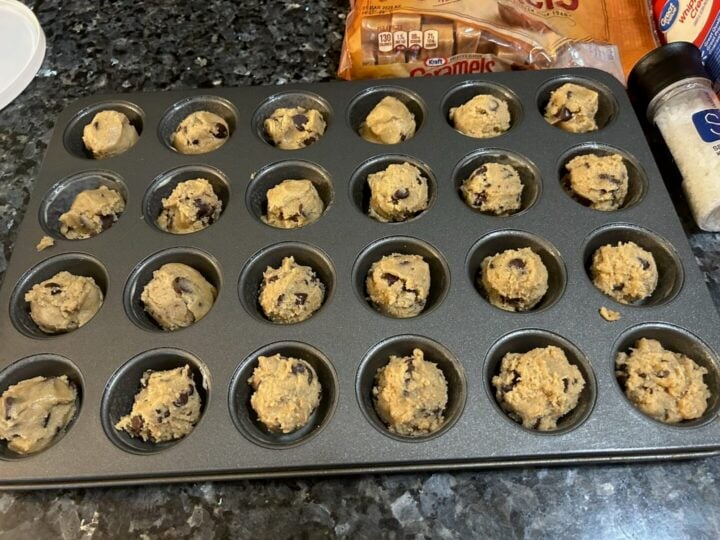 Easy Salted Caramel Chocolate Chip Cookie Cups