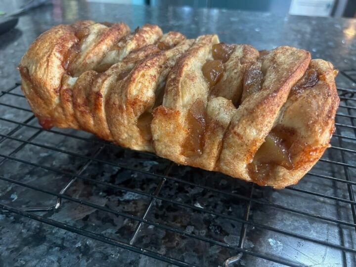 Easy Caramel Apple Pull-Apart Bread