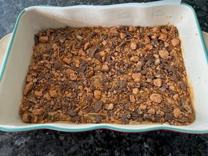 easy peanut butter fudge with butterfinger bits