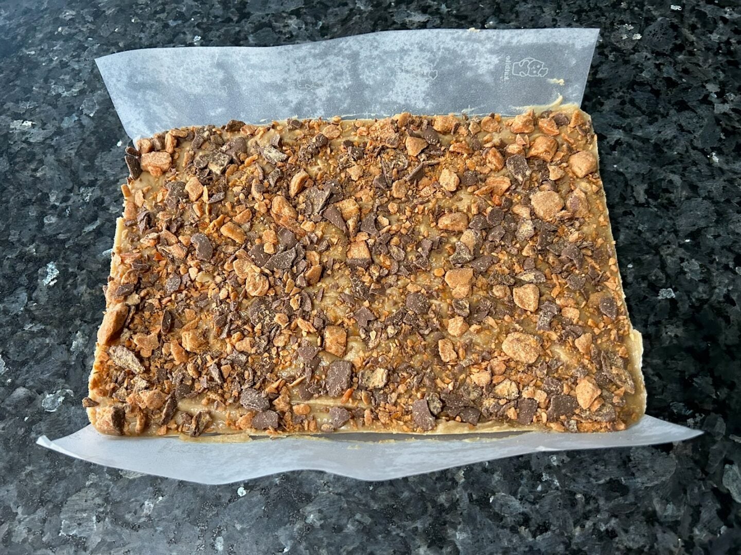 easy peanut butter fudge with butterfinger bits