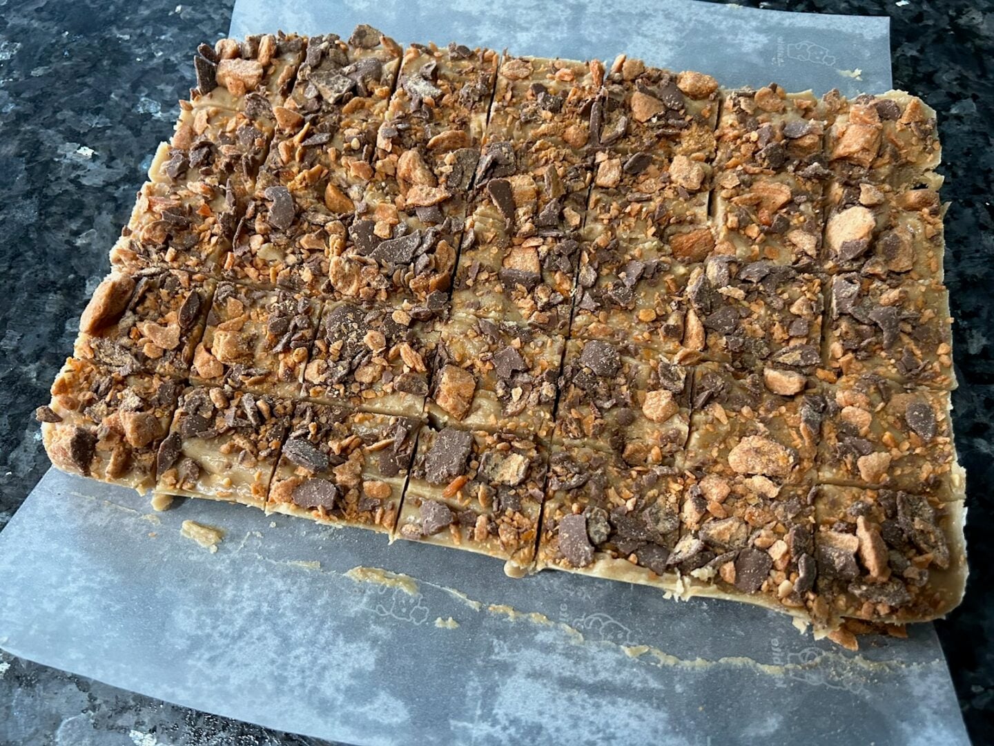 easy peanut butter fudge with butterfinger bits