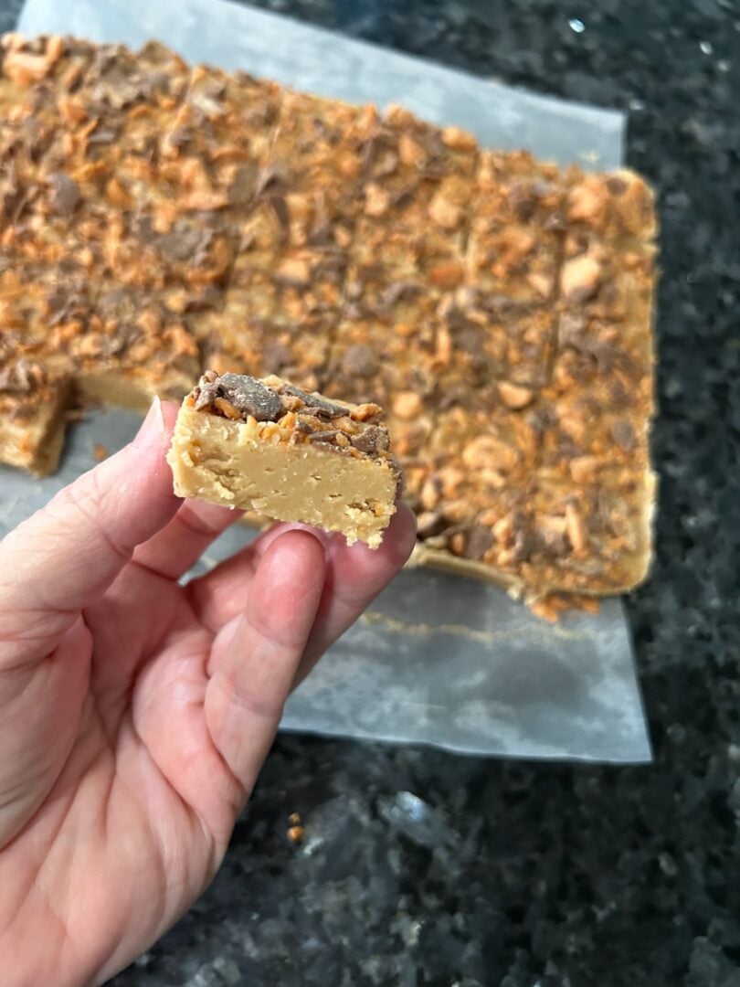 easy peanut butter fudge with butterfinger bits