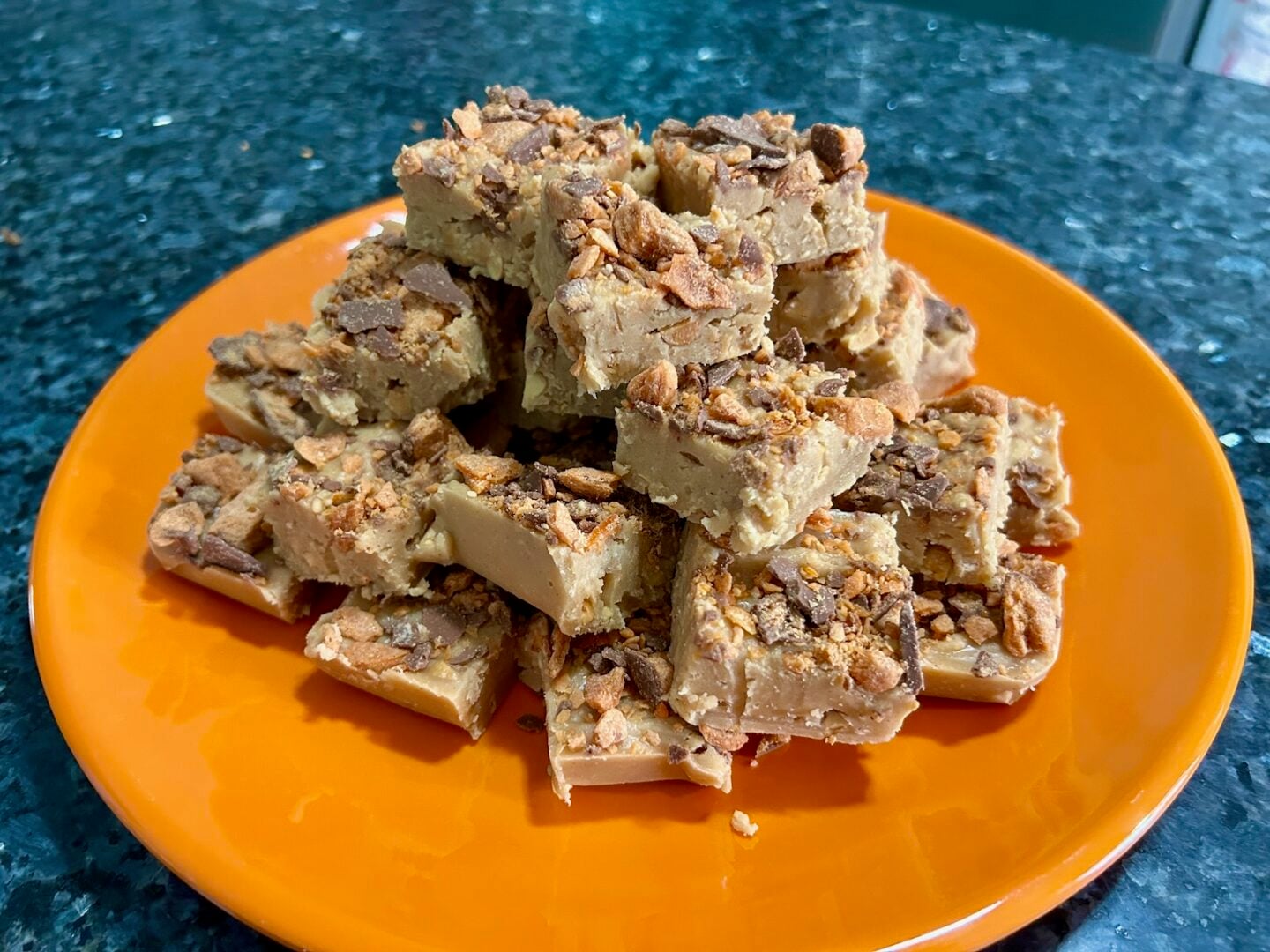 easy peanut butter fudge with butterfinger bits
