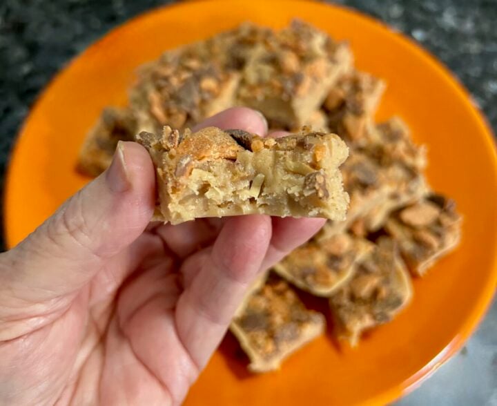 easy peanut butter fudge with butterfinger bits