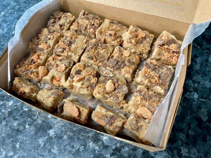 easy peanut butter fudge with butterfinger bits